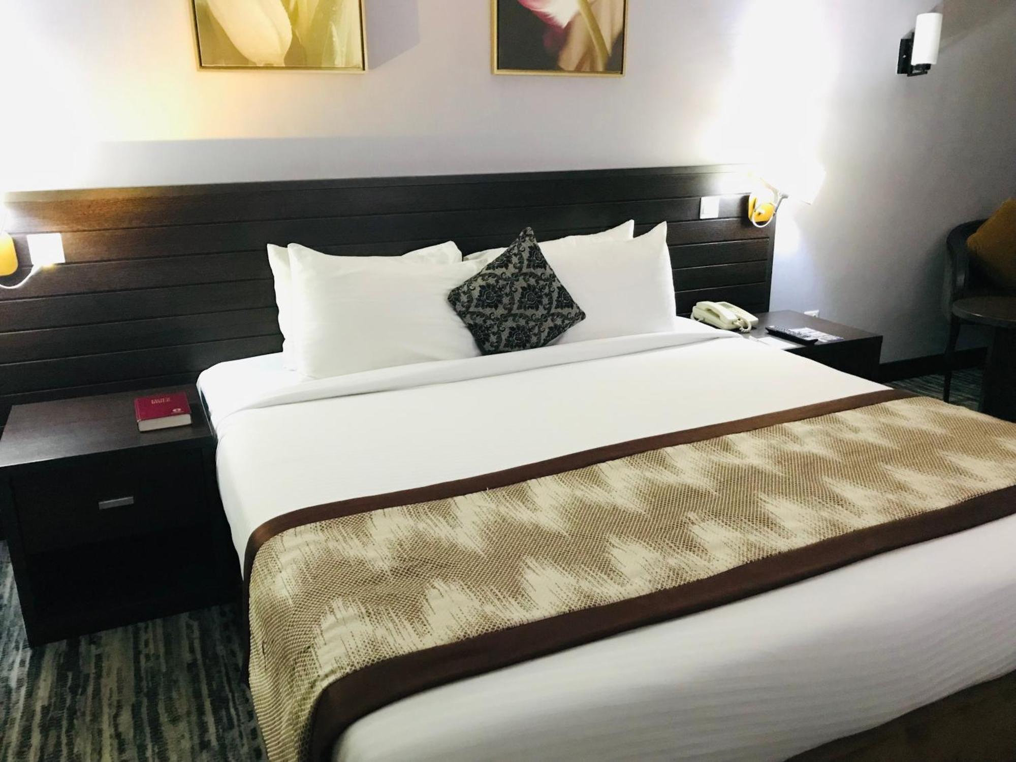Hotel Golden Tulip Ibadan Esterno foto