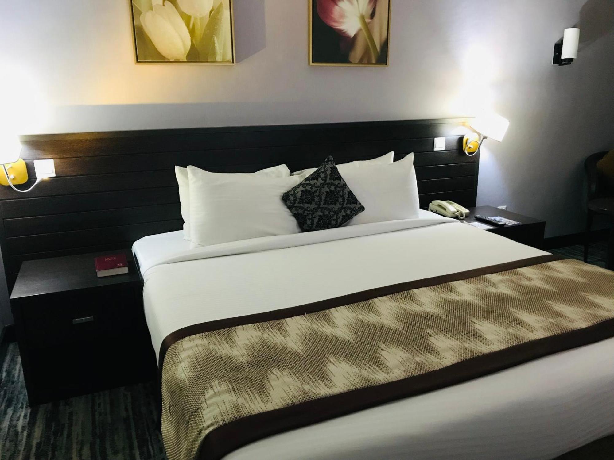 Hotel Golden Tulip Ibadan Esterno foto