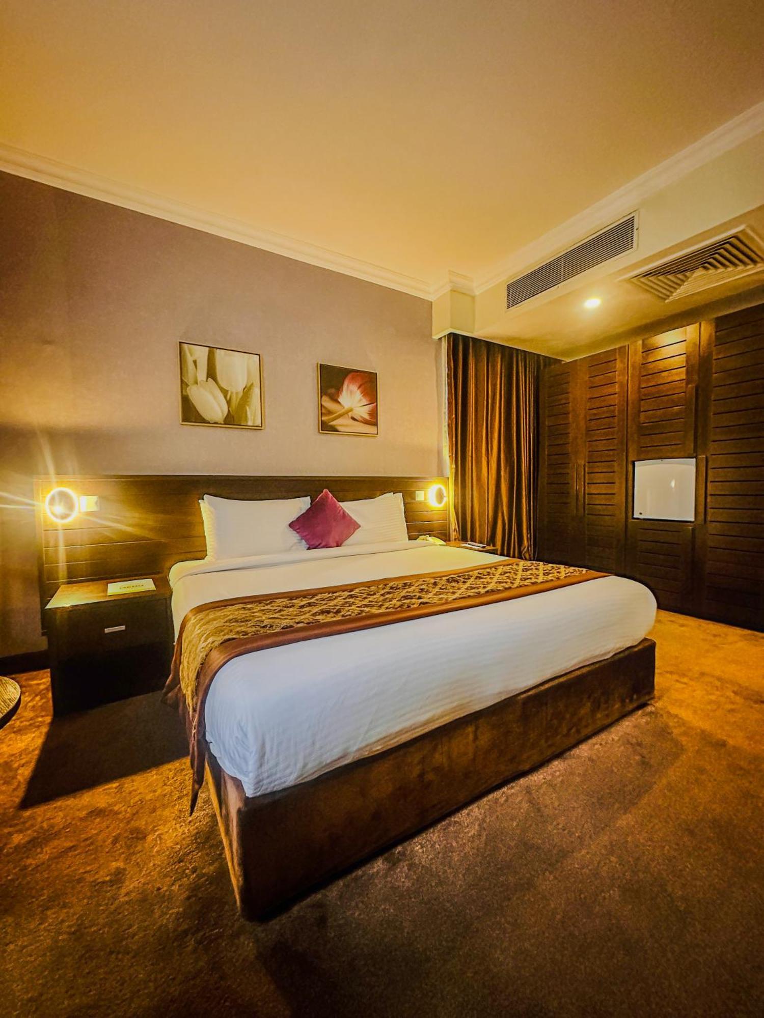 Hotel Golden Tulip Ibadan Esterno foto