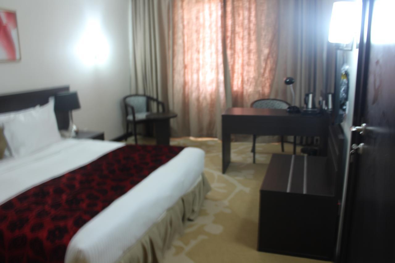 Hotel Golden Tulip Ibadan Esterno foto
